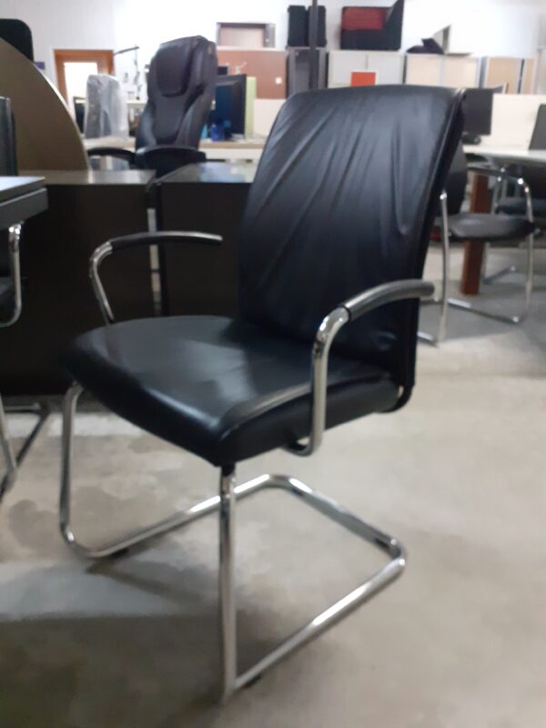 chaise--direction-luge-girsberger-cuir-noir-haut-dossier-occasion
