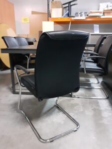 chaise--direction-luge-girsberger-cuir-noir-haut-dossier-occasion
