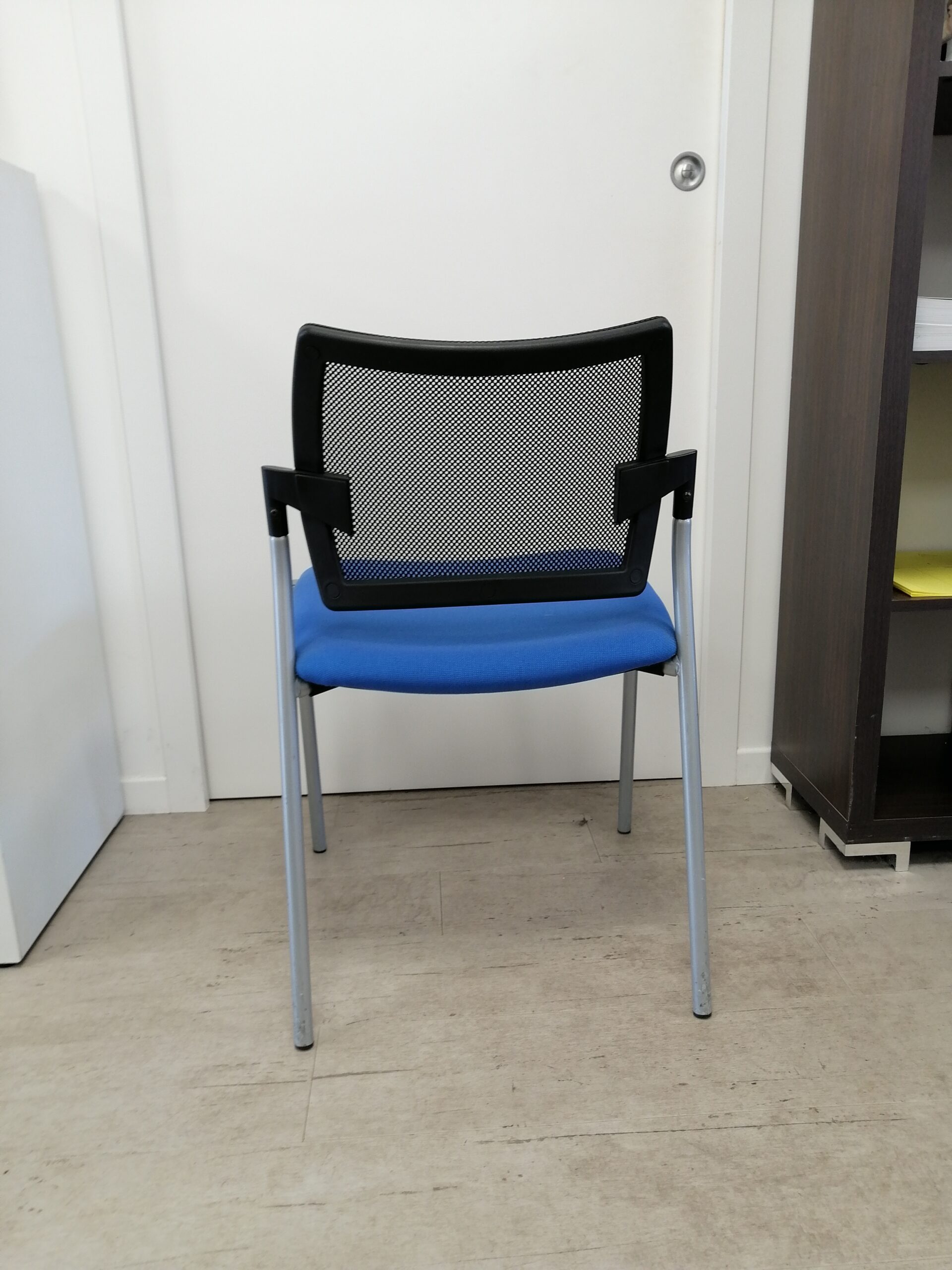 Chaise-4 pieds gris-Bleue-Noire-Occasion