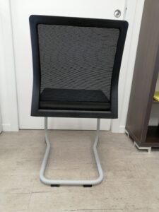 chaise-PLURAL-tapissée à neuf