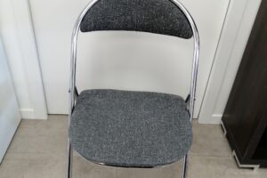 chaise-pliante-tissu-gris-chromee-occasion
