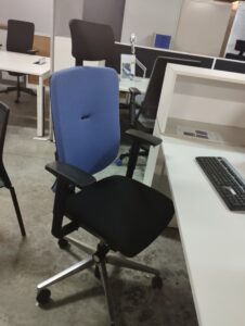 fauteuil-de-travail-ergonomique-steelcase-bleu-noir-tetiere-occasion