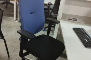 fauteuil-de-travail-ergonomique-steelcase-bleu-noir-tetiere-occasion