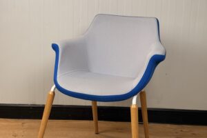 Chaise tapissée & pieds bois