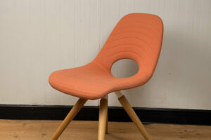 Chaise et tabouret haut tapissés & pieds bois NOWYSTYL