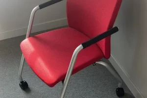 Chaise-rouge-roulettes-KONIG+NEURATH-occasion