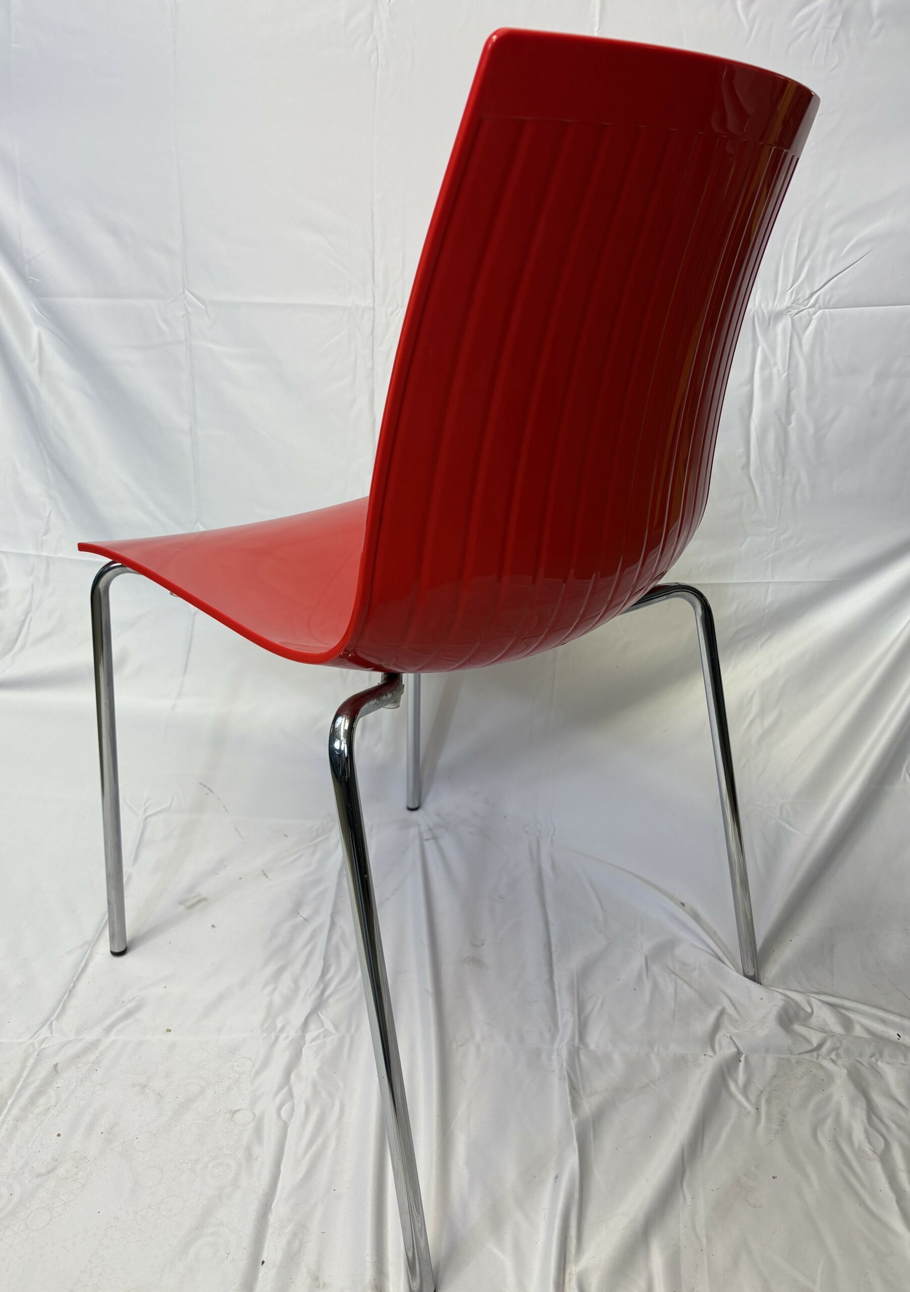 Chaise design rouge/blanche – Image 2