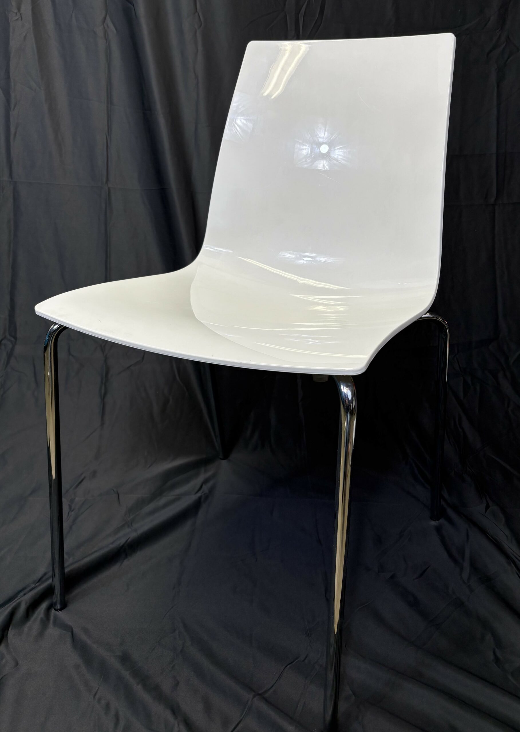 Chaise design rouge/blanche – Image 3