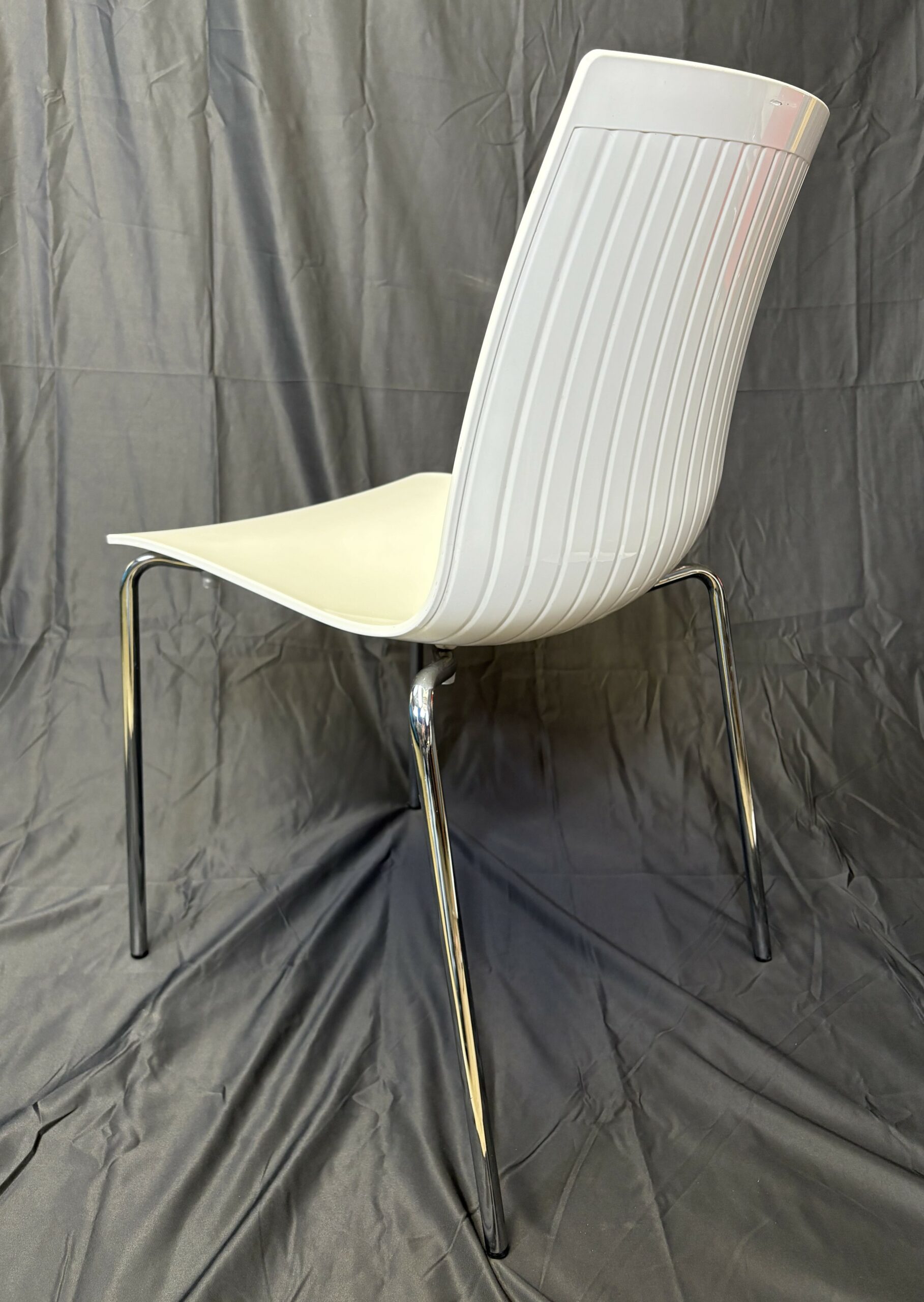 Chaise design rouge/blanche – Image 4