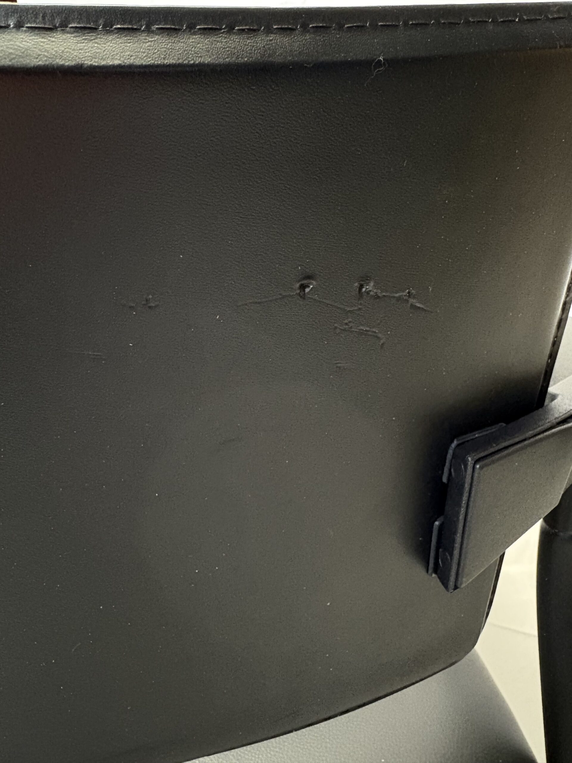 Chaise en cuir noir – Image 3