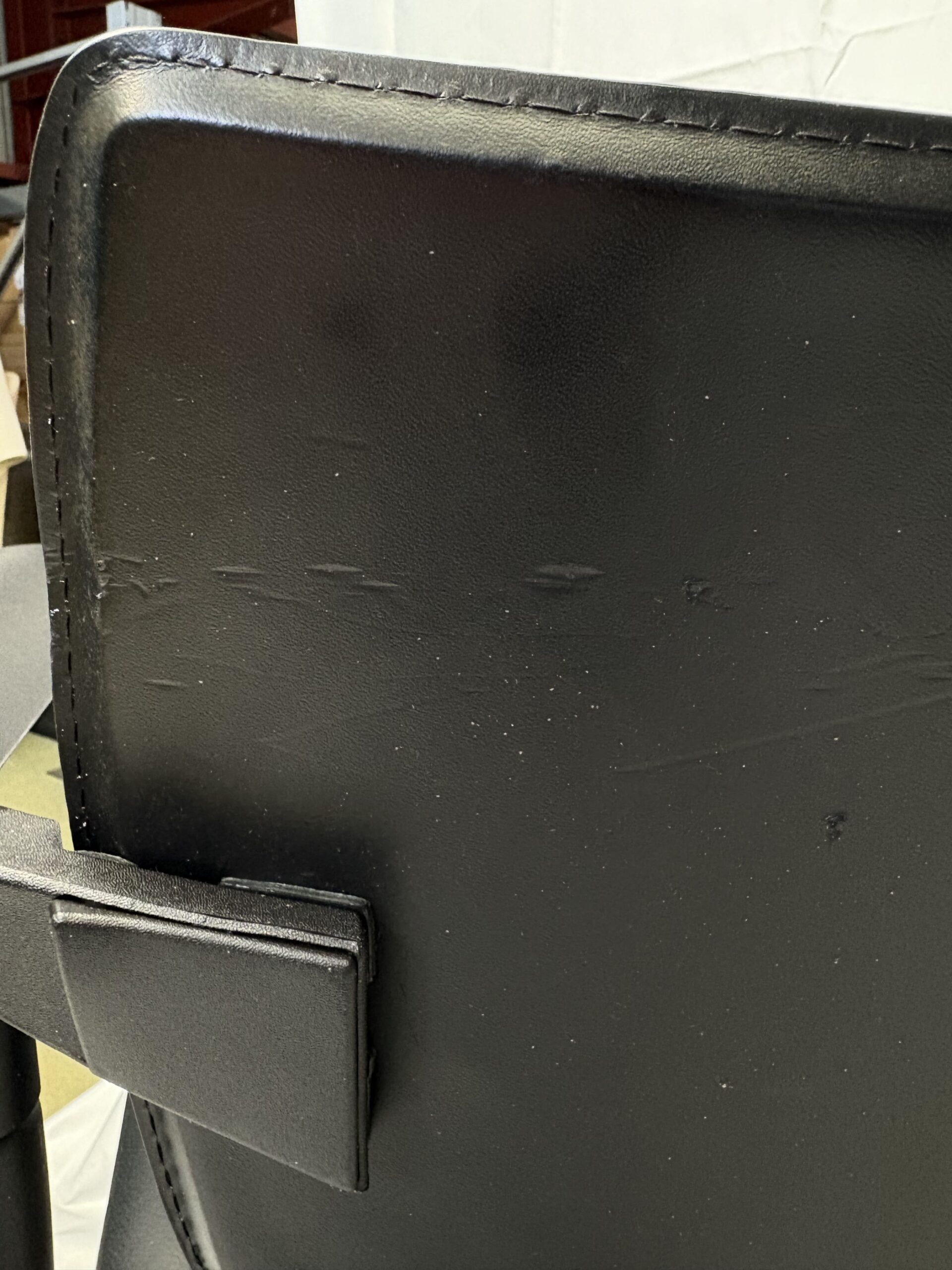 Chaise en cuir noir – Image 4