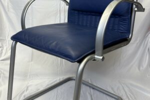 CHAISE EN CUIR BLEU SITLAND