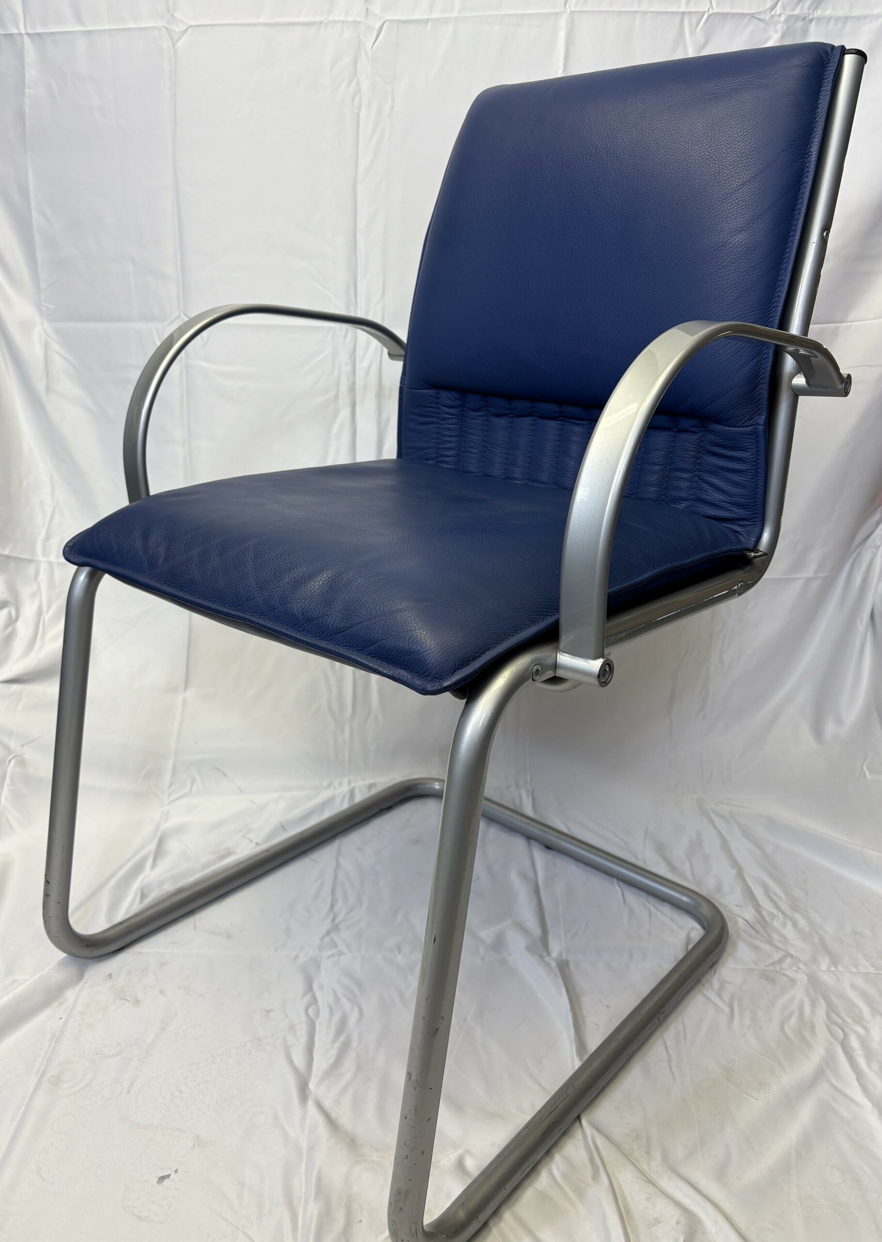 CHAISE EN CUIR BLEU SITLAND