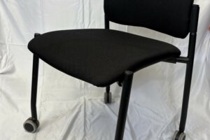 chaise noir a roulettes