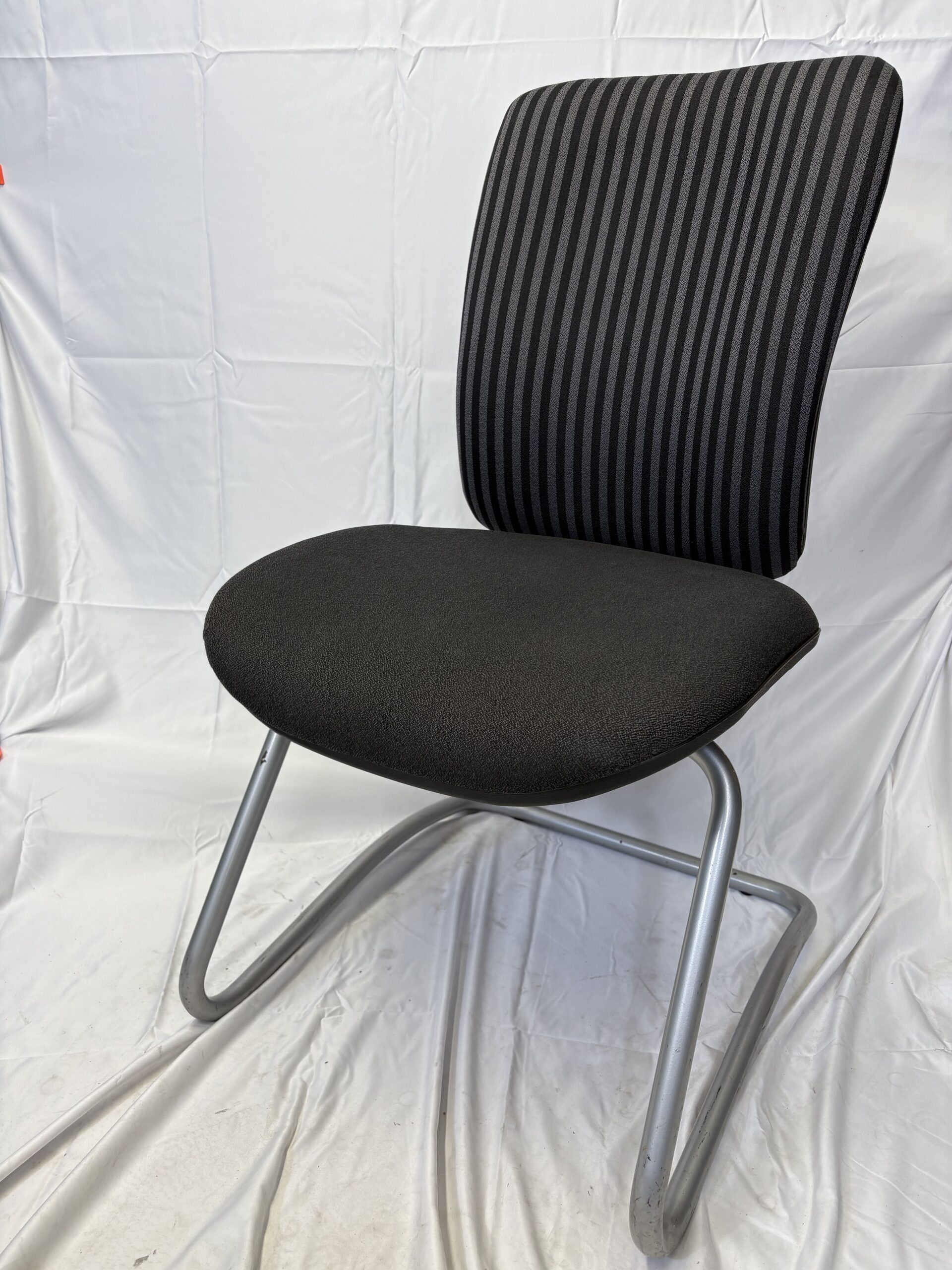 Chaise luge tissu noir rayé gris