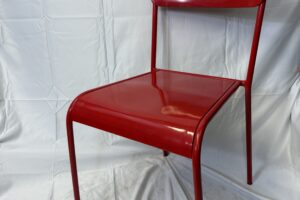chaise en fer rouge e-t orange