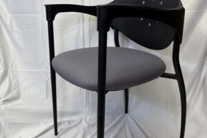 Chaise 4 pied grise et noir