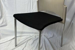 Chaise beige et noir