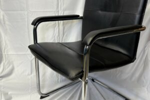 CHAISE EN CUIR NOIR RUMBA