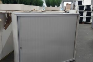 Armoire basse blanche avec séparateur