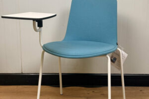 Chaise ENEA avec tablette
